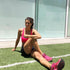 Mujer deportista elongando.