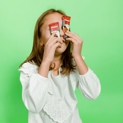 Niño modelando barra frubar sabor cereza