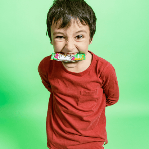 Niño modelando barra frubar sabor mango piña