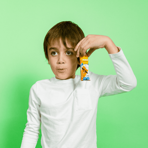 Niño modelando barra frubar sabor naranja platano